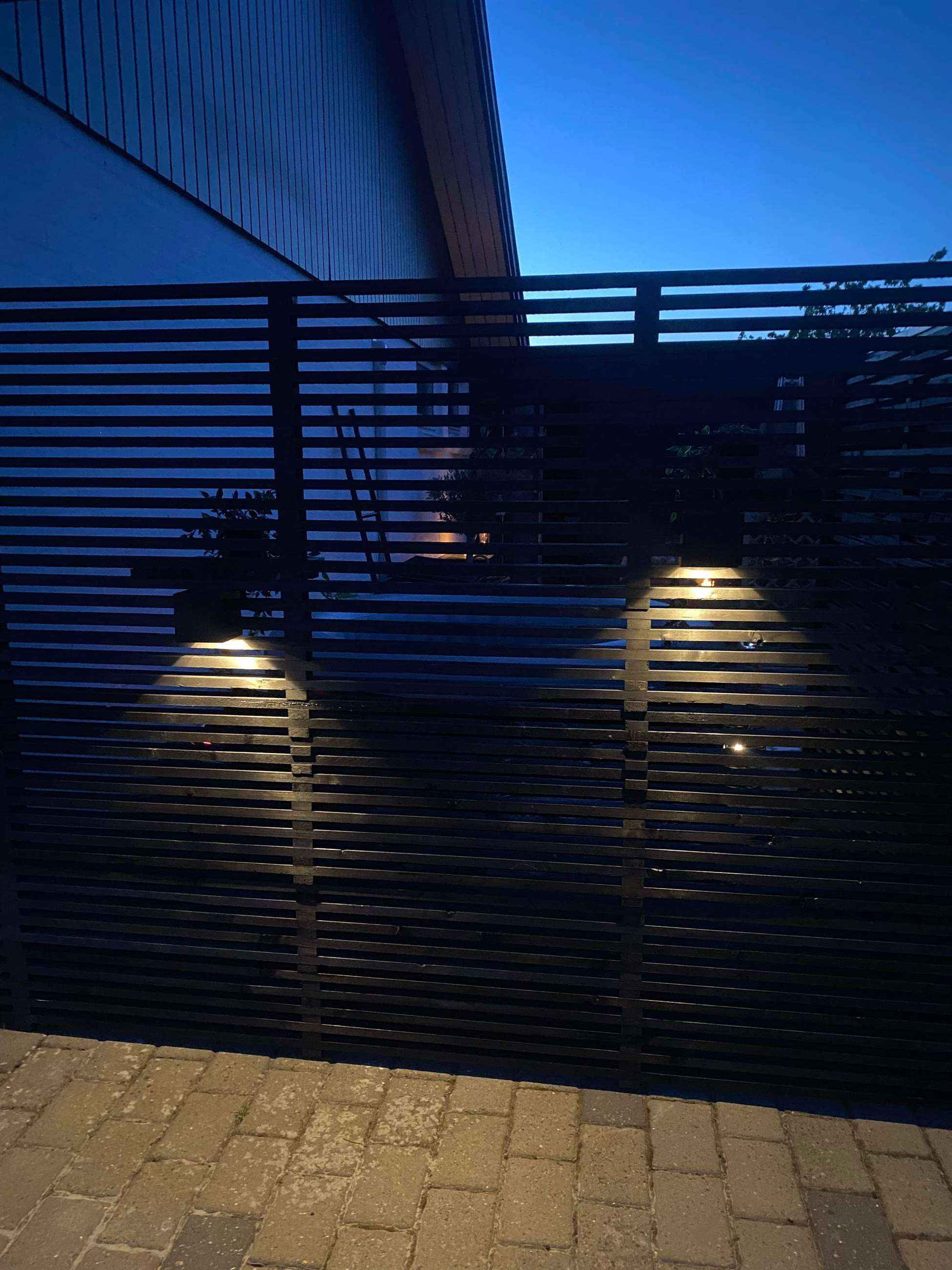 Traller-til-hegn-i-sort-til-spa-bad-på-terrassen-med-flytbar-solcellelamper