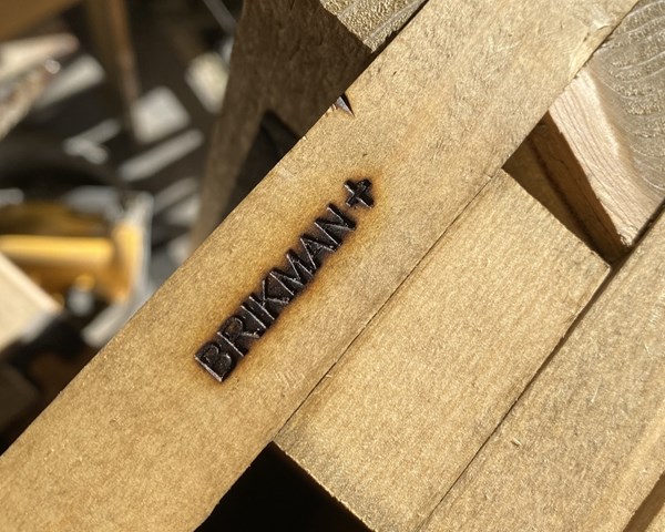 Brikman+ logo brændt i tralle til Givskud Zoo